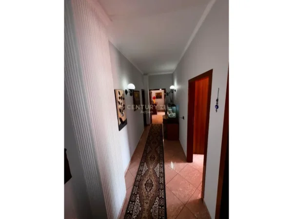 Tirane, jepet me qera apartament 2+1 Kati 8, 136 m² 850 € 