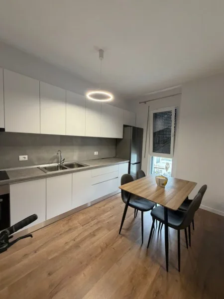 Tirane, jepet me qera apartament 2+1 Kati 2, 80 m² 600 € (Rruga 5 Maji)