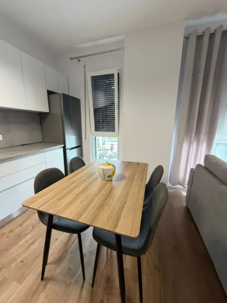 Tirane, jepet me qera apartament 2+1 Kati 2, 80 m² 600 € (Rruga 5 Maji)