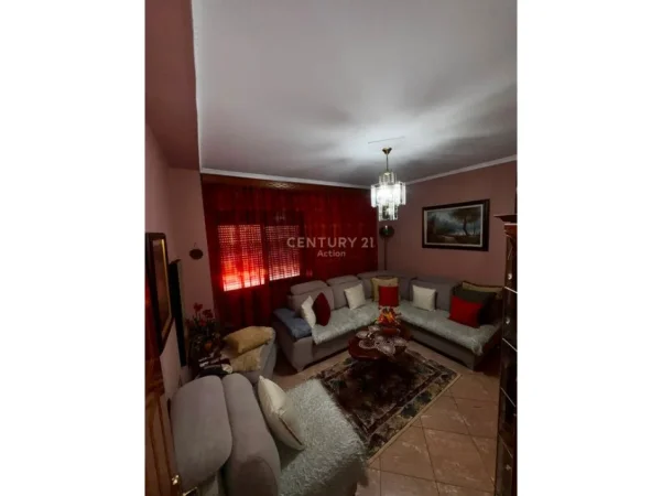 Tirane, jepet me qera apartament 2+1 Kati 8, 136 m² 850 € (Rruga e Kavajes)