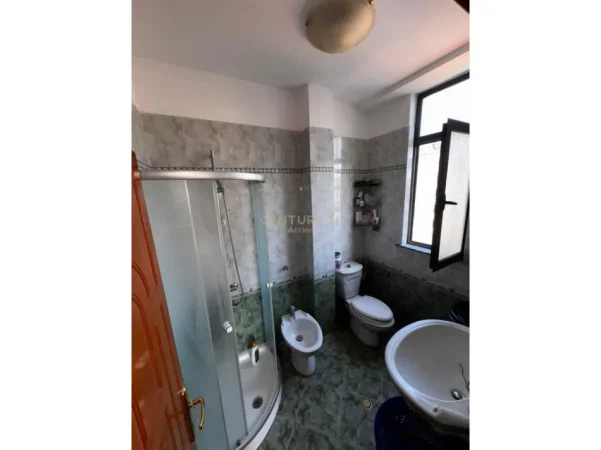 Tirane, jepet me qera apartament 2+1 Kati 8, 136 m² 850 € (Rruga e Kavajes)