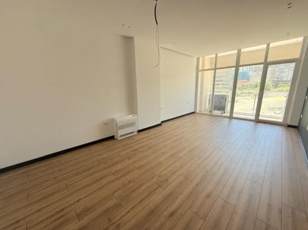 Tirane, jepet me qera zyre Kati 3, 75 m² 700 € (KIKA 2 KOMUNA PARISIT)