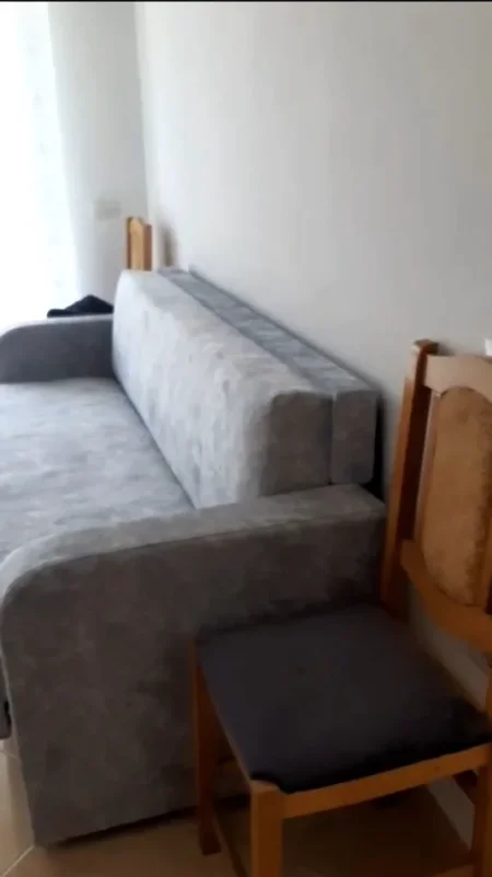 Tirane, jepet me qera apartament 2+1+Ballkon Kati 3, 70 m² 500 € (Liqeni i Thate/Rruga Hamdi Sina)