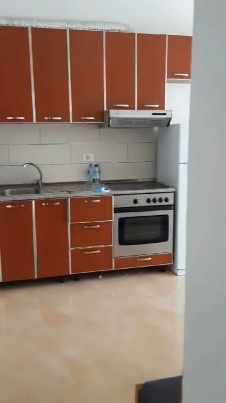 Tirane, jepet me qera apartament 2+1+Ballkon Kati 3, 70 m² 500 € (Liqeni i Thate/Rruga Hamdi Sina)