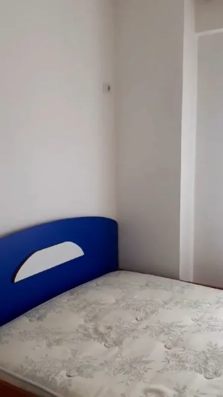 Tirane, jepet me qera apartament 2+1+Ballkon Kati 3, 70 m² 500 € (Liqeni i Thate/Rruga Hamdi Sina)