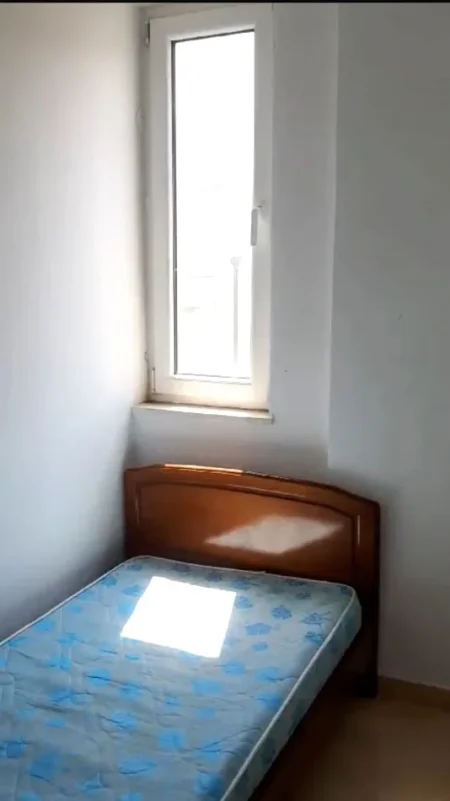 Tirane, jepet me qera apartament 2+1+Ballkon Kati 3, 70 m² 500 € (Liqeni i Thate/Rruga Hamdi Sina)