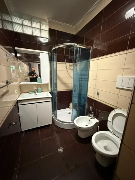 Tirane, jepet me qera apartament 2+1 Kati 8, 780 € (Komuna e Parisit)