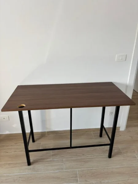 Tirane, shes Mbyllje Zyre – Shiten Tavolina në Gjendje Shumë të Mirë 80 €