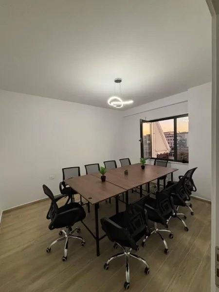Tirane, shes Mbyllje Zyre – Shiten Tavolina në Gjendje Shumë të Mirë 80 €