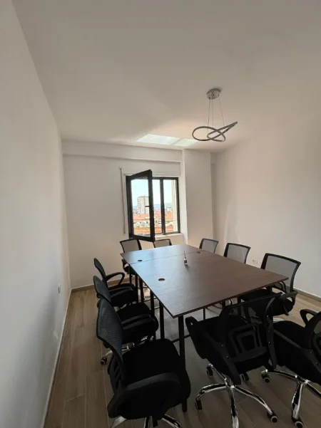 Tirane, shes Mbyllje Zyre – Shiten Tavolina në Gjendje Shumë të Mirë 80 €