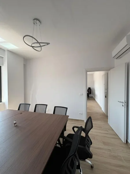 Tirane, shes Mbyllje Zyre – Shiten Tavolina në Gjendje Shumë të Mirë 80 €