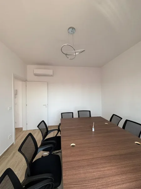 Tirane, shes Mbyllje Zyre – Shiten Tavolina në Gjendje Shumë të Mirë 80 €