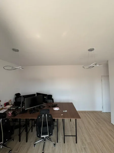 Tirane, shes Mbyllje Zyre – Shiten Tavolina në Gjendje Shumë të Mirë 80 €
