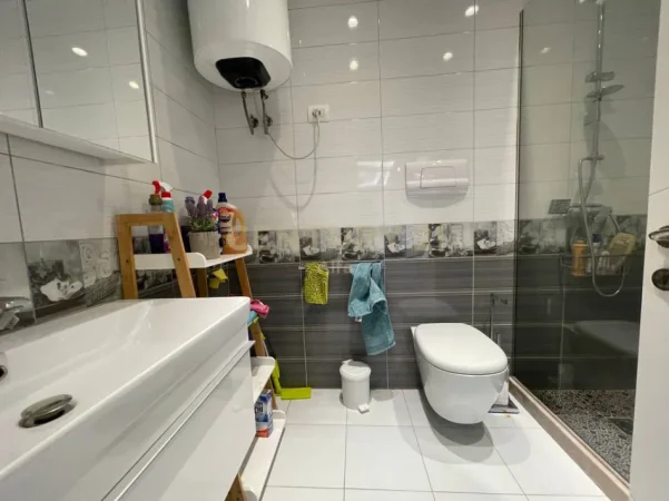 Tirane, jepet me qera apartament 1+1 Kati 1, 85 m² 900 € (TEG)