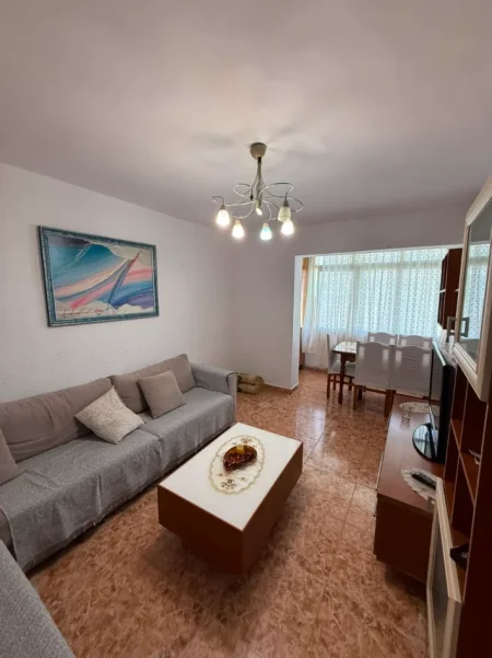 Tirane, jepet me qera apartament 2+1+Aneks Kati 4, 100 m² 500 € (kinostudio , porcelan)