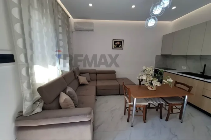 Vlore, jepet me qera Vile 1+1+Ballkon Kati 1, 80 m² 600 € (Rruga Pelivan Leskaj, Vlore)