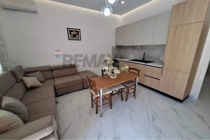 Vlore, jepet me qera Vile 1+1+Ballkon Kati 1, 80 m² 600 € (Rruga Pelivan Leskaj, Vlore)