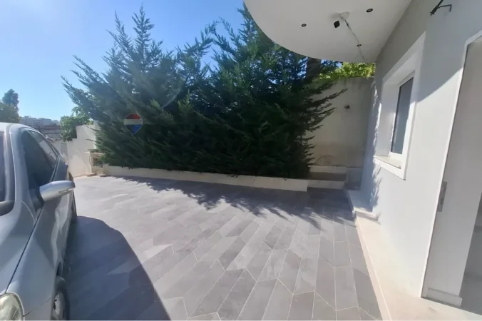 Vlore, jepet me qera Vile 1+1+Ballkon Kati 1, 80 m² 600 € (Rruga Pelivan Leskaj, Vlore)