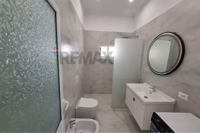 Vlore, jepet me qera Vile 1+1+Ballkon Kati 1, 80 m² 600 € (Rruga Pelivan Leskaj, Vlore)