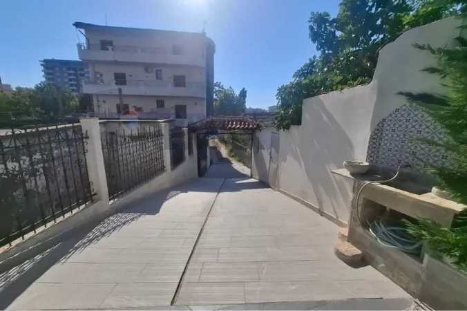 Vlore, jepet me qera Vile 1+1+Ballkon Kati 1, 80 m² 600 € (Rruga Pelivan Leskaj, Vlore)