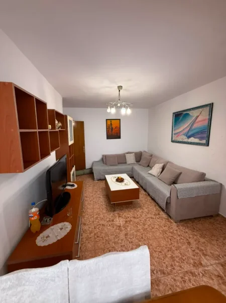 Tirane, jepet me qera apartament 2+1+Aneks Kati 4, 100 m² 500 € (medreseja , farmacia 10)