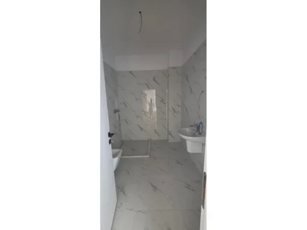 Tirane, shes apartament 1+1 Kati 3, 71 m² 99.932 € (Shirzana White Palace)