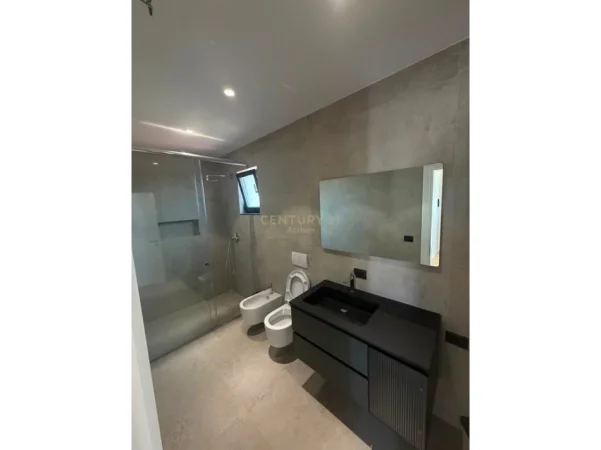 Tirane, jepet me qera Vile 1+1 Kati 4, 120 m² 600 € (Tirane)
