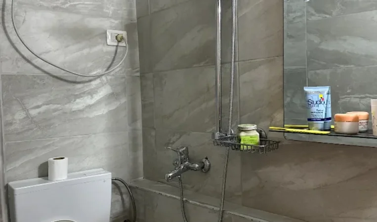 Tirane, jepet me qera apartament 2+1 Kati 1, 48 m² 400 € (Rr Shefshqet Kuka)