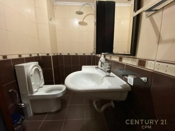 Tirane, jepet me qera apartament 2+1 Kati 10, 105 m² 650 € (Komuna e Parisit)