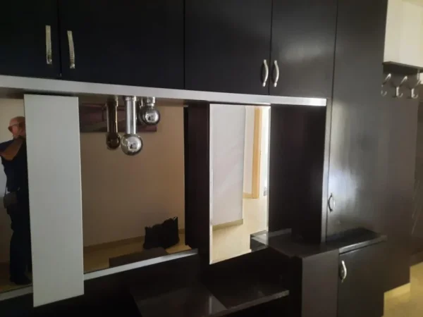 Tirane, jepet me qera apartament 2+1 Kati 2, 100 m² 700 € (Vasil Shanto)