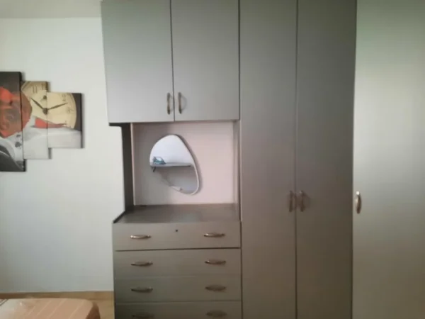 Tirane, jepet me qera apartament 2+1 Kati 2, 100 m² 700 € (Vasil Shanto)