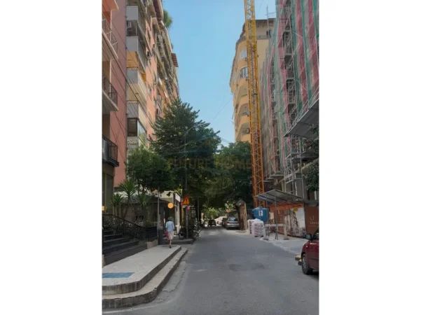 Tirane, jepet me qera ambjent biznesi Kati 0, 98 m² 4.000 € (bllok)