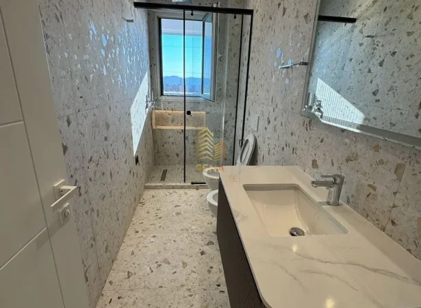 Tirane, jepet me qera apartament 1+1+Ballkon Kati 8, 70 m² 800 € (Porcelan)