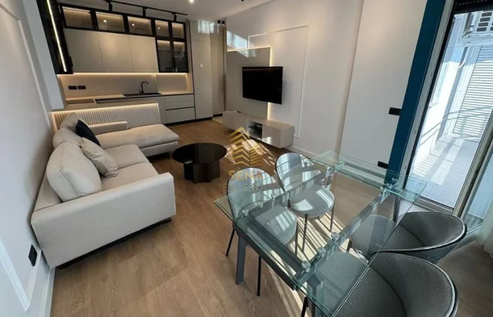 Tirane, jepet me qera apartament 1+1+Ballkon Kati 8, 70 m² 800 € (Porcelan)