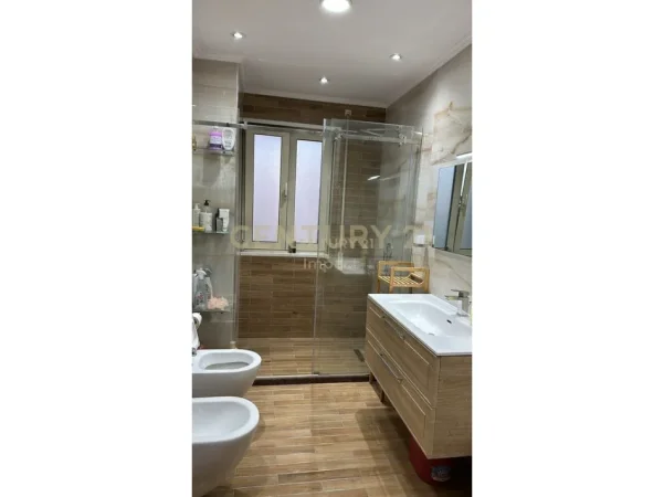 Tirane, jepet me qera apartament 2+1 Kati 3, 115 m² 750 € (don bosko)