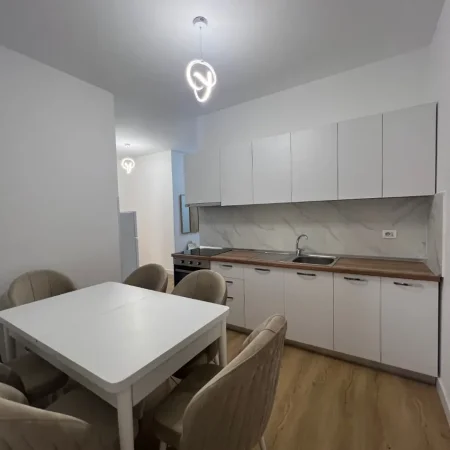 Tirane, jepet me qera apartament 1+1 Kati 5, 85 m² 650 € (Rruga e Kavajes (Prane Qendres))