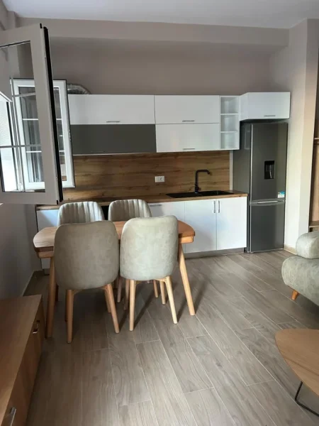 Tirane, jepet me qera apartament 1+1 Kati 1, 65 m² 350 € (Yzberisht)