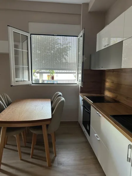 Tirane, jepet me qera apartament 1+1 Kati 1, 65 m² 350 € (Yzberisht)