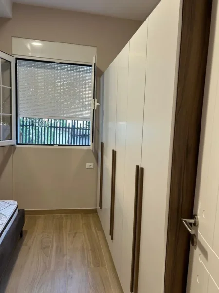 Tirane, jepet me qera apartament 1+1 Kati 1, 65 m² 350 € (Yzberisht)