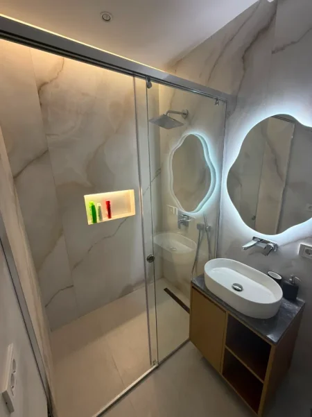 Tirane, jepet me qera apartament 1+1+Ballkon Kati 8, 75 m² 1.100 € (Rruga Mine Peza, Golden Tower)