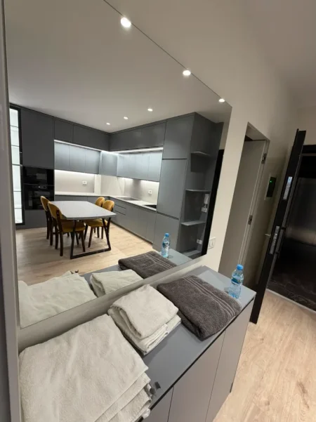 Tirane, jepet me qera apartament 1+1+Ballkon Kati 8, 75 m² 1.100 € (Rruga Mine Peza, Golden Tower)