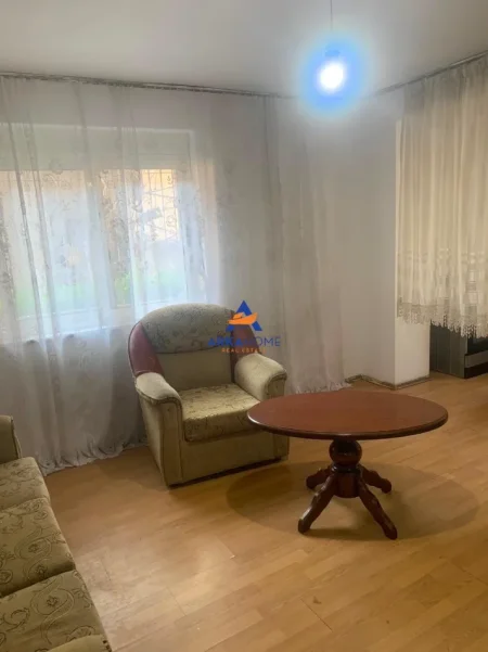 Tirane, jepet me qera apartament 1+1+Ballkon Kati 1, 50 m² 429 € 