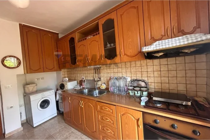 Vlore, shitet apartament 1+1+Ballkon Kati 3, 64 m² 75.000 € (Rruga Mustafa Bello, Kali Trojes, Vlore)