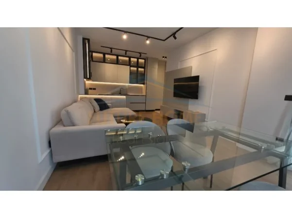 Tirane, jepet me qera apartament 1+1 Kati 8, 62 m² 800 € (Porcelan)
