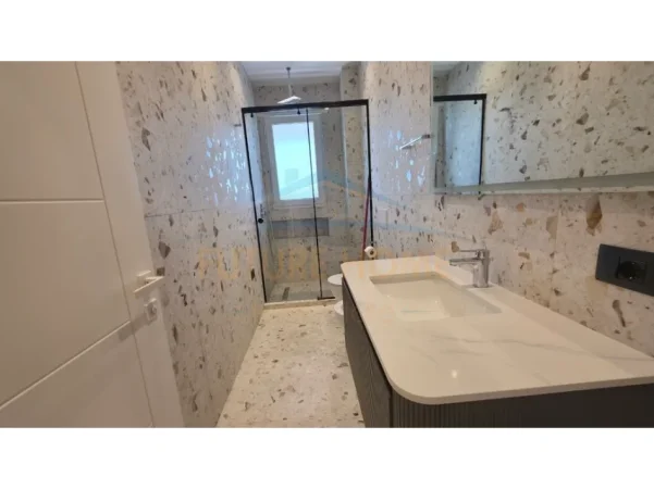 Tirane, jepet me qera apartament 1+1 Kati 8, 62 m² 800 € (Porcelan)