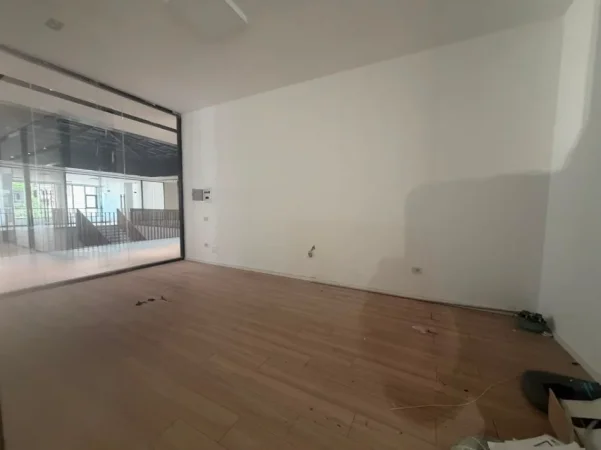 Tirane, jepet me qera ambjent biznesi Kati 2, 35 m² 700 € 