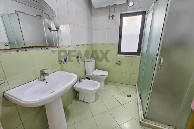Tirane, jepet me qera apartament 1+1 Kati 1, 70 m² 350 € (Qytet Studenti)