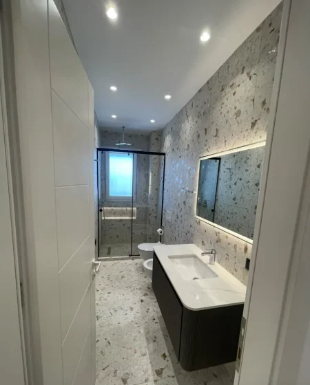Tirane, jepet me qera 1+1 Kati 8, 70 m² 800 € (Kompleksi Erli)