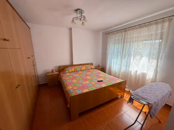 Tirane, jepet me qera apartament 2+1+Aneks+Ballkon Kati 4, 500 € (medreseja)