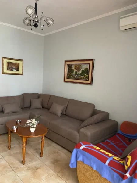 Tirane, jepet me qera apartament 1+1 Kati 2, 65 m² 400 € (Ali Demi)